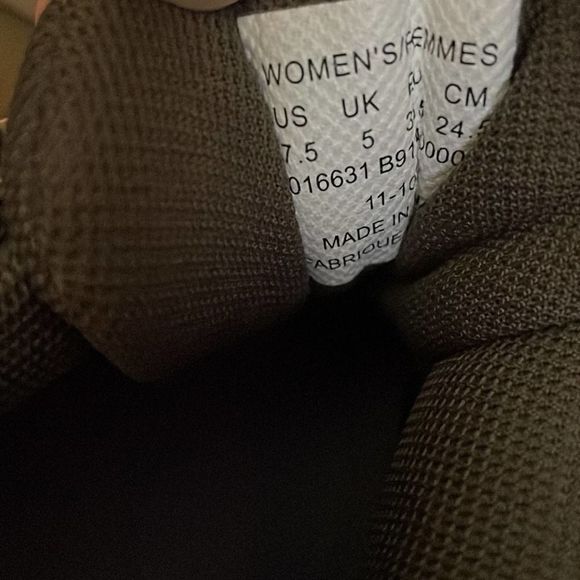 The Northface Sz 7.5 Tan lace up sneakers - Picture 4 of 7